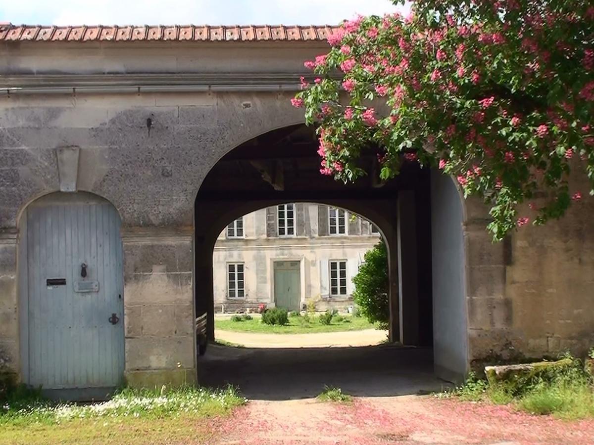 Le Dojo Du Plessis Bed & Breakfast Mareuil  Exterior photo