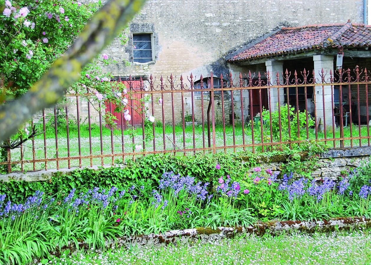 Le Dojo Du Plessis Bed & Breakfast Mareuil  Exterior photo